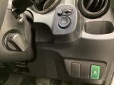 ハンドルの右側に電動格納付きパワーミラーの操作スイッチがついています。左右のサイドミラーの角度調節も微調整ができて便利です。