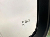 【ブラインドスポットワーニング】走行中、ドアミラーの死角になりやすい箇所に後続車が接近するとサイドミラー付近に警告を表示、ドライバーに注意喚起をしてくれます。