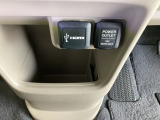 アクセサリーソケットはUSBのアダプターなどをつければ、スマホの充電にも使えます。横にはナビゲーション用の外部入力可能なHDMI端子などがついており、周辺には物が置けるボックスがついています。