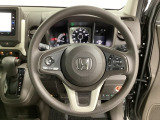 ハンドルにHondaセンシング系のクルーズコントロールやレーンキープアシストなどのスイッチと、オーディオの操作スイッチが装備されています。ハンドルから手を離さず安全に操作できます。