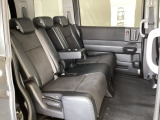 2列目シートは背もたれの角度調節ができるベンチシートになっております。長距離運転になってもゆったりとできるように、カップホルダー付きアームレストがついてます。