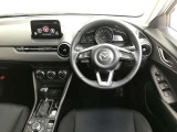 【運転席インテリアデザイン】左右対称のインテリアデザインでドライバーを包み込み運転に集中できるように設計されています。