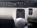 シフトレバーはインパネ部分にあるので運転席と助手席の移動も楽々です♪