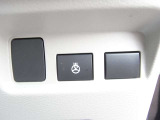 寒い日に、スイッチONで冷えた手も温まるステアリングヒーター。冬の運転の快適性に貢献します。寒冷地仕様でドアミラーもヒーター付きです。