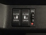 【両側パワースライドドア】両側がパワースライドドアになっており、運転席のスイッチやスマートキーでも開閉が可能です!開口部も広いので乗り降りも楽々♪