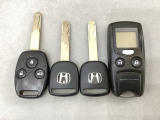 キーレスエントリー付きです。ドアの開け閉めの際に、ボタン操作でキーの差し込み不要です。加えて、純正リモコンエンジンスターター用の操作キーもついています。