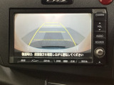 バックでの車庫入れも安心です! リアカメラが付いているバックモニター付のナビを装備しております。操作線もついており距離感も画面から確認できます。