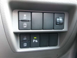 エマージェンシーブレーキは今や必需品!前方走行車との衝突の危険性が高まったとシステムが判断した場合に作動し、警告音を鳴らし、自動的に停車または減速して衝突回避や衝突被害を軽減します。