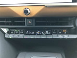 運転席・助手席・独立型オートエアコン。運転席とパートナー別々の温度設定ができ快適なドライブが楽しめます!高級グレードの証ですね!