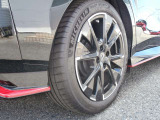アルミホイール付!鉄ホイールと違って軽いので燃費にも影響してきます。ガソリンの高騰に少しは貢献します!足元がきまります。