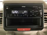 純正CDチューナーにはAUX入力端子がついてますので外部入力から音楽などを楽しめます。その下には1DIN分の小物入れがついています。CDケースなどを入れるのに便利です。