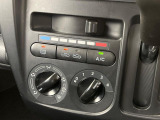 寒い冬も暑い夏も全席に快適な空調を届けてくれる、ダイヤル式エアコンを装備♪