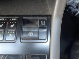 【電動パーキングブレーキ】ブレーキを踏んで停車したときにブレーキペダルから足を離しても停車状態を維持することができます。