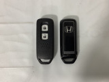 スマートキーを装備しています。鍵を差し込むことなくドアロックの開け閉めと、スタートボタン操作でのエンジンスタートができます。スペアキーも同じものを用意しております。
