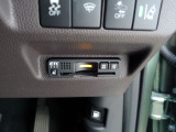 有料道路をキャッシュレスで通行できるETC車載器付きです。運転席足元に設置されています。ETCセットアップ費用は含まれておりません。別途必要となります。