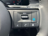 プロパイロットのセットは、親指だけの2ステップでOK!車線をキープし、リーフがアクセル、ブレーキ、ステアリングをコントロールして、前車との車間距離を保つ手助けをします。