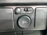 狭い駐車場で便利な電動格納ドアミラーが付いています。