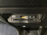 エアコンパネルの下にETCがついています。高速道路の料金所の通過も楽々です!。 カードの取り出しもしやすい場所についています。