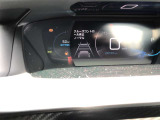 アクティブクルーズコントロールはレーダーが前方車を検知、設定速度より遅い車両が現れても、設定車間距離を保つためにエンブレとシフトダウンによって自動減速、車間距離が開けば、設定速度まで再加速します