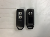 スマートキーを装備しています。鍵を差し込むことなくドアロックの開け閉めと、スタートボタン操作でのエンジンスタートができます。スペアキーも同じものを用意しております。