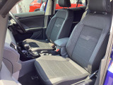 長時間の運転でも疲れにくくそして安定感あるフォルムを採用したコンフォートシート。高さやステアリング位置は運転姿勢に合わせて細かく調整でき、的確なドライビングポジションが得られます。