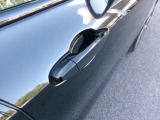 コンフォートアクセス装備です。ドアハンドルに触れて開閉可能となります。