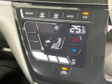 【オートエアコン】一度お好みの温度に設定すれば、車内の温度を検知し風量や温度を自動で調整。暑い…寒い…と何度もスイッチ操作をする必要はありません。快適な車内空間には必須の機能ですね♪