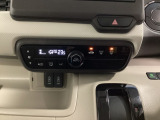 セレクトレバーの左上にオートエアコンがついてますので、お好みの温度をセットするだけで風の強さや風量を自動で調整します。スイッチやダイヤルも簡単操作で快適に過ごせます。