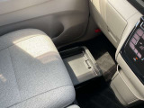 助手席下にボックスがあり普段使わないもの等を収納しておくことが出来ます