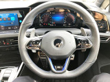 「R」デザインのマルチファンクションスイッチつき本革巻きスポーツステアリングは、より安全な長時間ドライブをサポートします。パドルシフトも装備されていますので、直感的にマニュアルシフト操作も可能です。