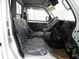 車内の気になる匂いを専門の機器を使用し、抗菌・消臭しております。匂いに敏感な女性にも喜んでいただいております。