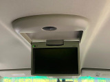 【フリップダウンモニター】大画面モニターで後席でもエンタメをお楽しみいただけます。小さなお子様にも大人気の装備です♪