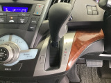 CVT車のセレクトレバーです。低速から高速まで、変速ショックのないスムーズな走りを実現するとともに、エンジン効率のよい領域を維持することで燃費にも貢献します。