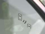 【ブラインドスポットモニター】走行中、ドアミラーの死角になりやすい箇所に後続車が接近するとサイドミラーのレンズに警告を表示!ドライバーに注意喚起をしてくれます。
