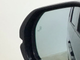 斜め後ろに存在する車を探知。その方向のドアミラー鏡面上にマークを表示し、存在をお知らせしてくれます。また、その方向にウインカーを操作すると、マークの点滅と警告音で注意を促します!
