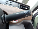 オートヘッドライト標準装備です。車外の明るさに応じて自動的にヘッドライトの点灯・消灯をしてくれます。トンネルの出入り口などで活躍してくれます。