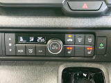 【オートエアコン】一度お好みの温度に設定すれば、車内の温度を検知し風量や温度を自動で調整。暑い…寒い…と何度もスイッチ操作をする必要はありません。快適な車内空間には必須の機能ですね♪