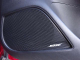 BOSE社との共同開発によってCX-3の室内空間に最適な音響チューニングを施しました。BOSEサウンドシステムではツイーターやウーハーを含む7スピーカーにより、クリアで臨場感のあるダイナミックサウンドを再現します