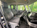 運転席まわりには十分なスペースがあり、大柄な方でもゆったり運転していただける環境です。