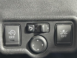 【電動格納ミラー】運転席のスイッチで、ドアミラーの開閉や角度の調整ができます。
