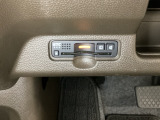 ハンドルの左下にETCがついています。高速道路の料金所の通過も楽々です。 カードの取り出しもしやすい場所についています。