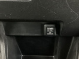 アクセサリーソケットはUSBのアダプターなどをつければ、スマホの充電にも使えます。周辺には物が置けるボックスがついています。