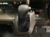 CVT車のセレクトレバーです。低速から高速まで、変速ショックのないスムーズな走りと、エンジン効率のよい領域を維持して燃費にも貢献します。サイドブレーキはスイッチ操作の電子制御パーキングブレーキです。
