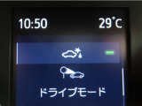 サポカーSとは、緊急ブレーキに加えて、高齢者に多いと言われている踏み間違い事故防止をサポートする機能です。詳しくは販売店スタッフまでおたずねください。