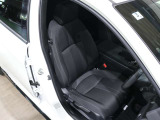 程よい硬さとホールド性が高いシートで長時間運転も快適です。