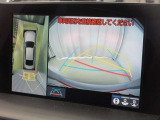 パノラミックビューモニター付きです。車両を上から見たような映像をディスプレイオーディオ画面に表示。運転席からの目視だけでは見にくい、車両周辺の状況をリアルタイムでしっかり確認できます。