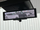 インテリジェントルームミラー。車両後方のカメラ映像をミラー面に映し出すため、車内の状況や天候などに影響されずいつでもクリアな後方の視界が得られます。