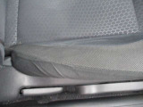 運転席シートのへたり具合です。その他、内張やパネルに薄い線キズがございます。