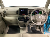 車内は光触媒抗菌消臭施工済です。インパネ周りはスタイリッシュなデザインで機能や装備も充実しています。グローブボックスやカップホルダーのほかにトレーなどたくさんの収納スペースが付いています。
