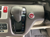 CVT車のセレクトレバーです。低速から高速まで、変速ショックのないスムーズな走りを実現するとともに、エンジン効率のよい領域を維持することで燃費にも貢献します。